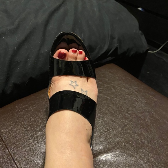 KORS Black Patent Leather sandals- size 8 - Picture 3 of 3